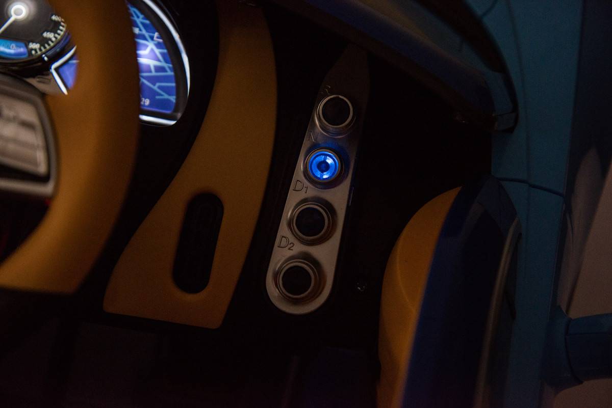 Детский электромобиль Bugatti Chiron (черный лак, 12V) - HL318