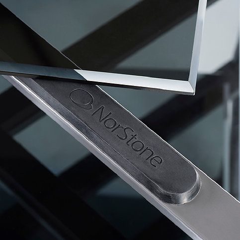 NorStone SLENDER HIFI GUNMETAL стойка под Hi-Fi аппаратуру, толстое черное стекло, темно-серые стойки, ширина 600/550мм